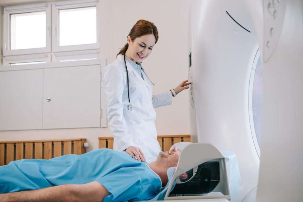 تصویر بیمار و پزشک در حال استفاده از دستگاه MRI