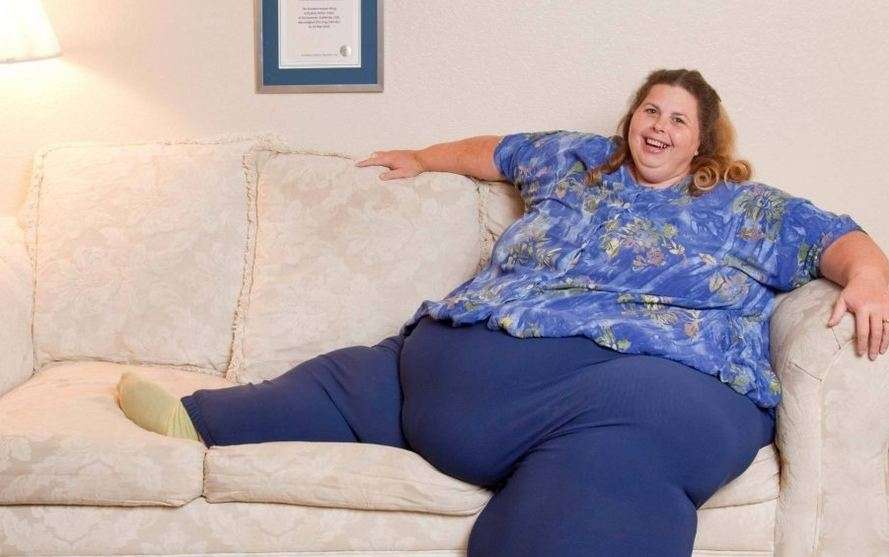 زن چاق روی مبل