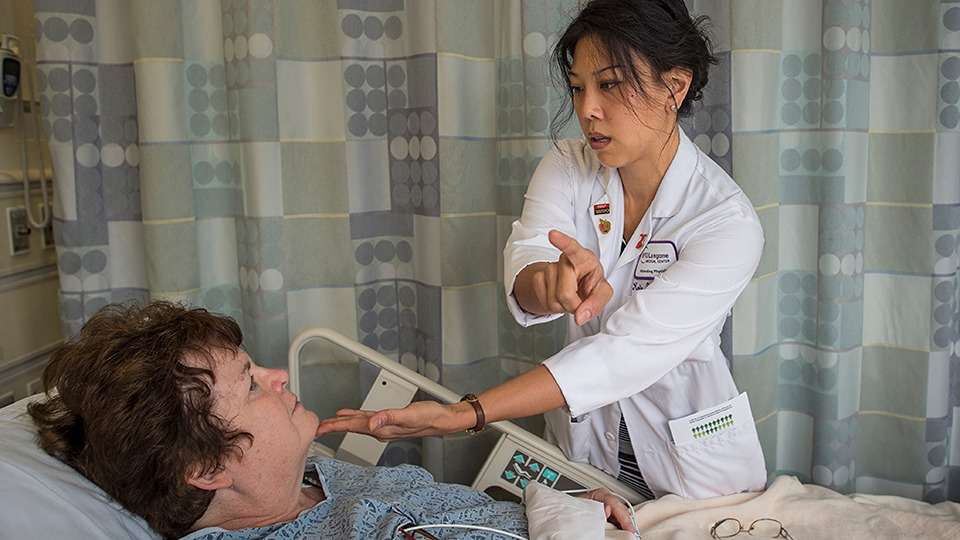 علائم سکته مغزی شامل ضعف یا بیحسی ناگهانی در صورت، بازو یا پا (معمولاً در یک طرف بدن) است. دو نوع اصلی سکته مغزی وجود دارد: ایسکمیک و هموراژیک.