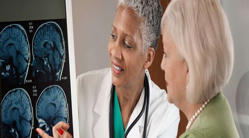 زمان طلایی برای درمان سکته مغزی معمولاً سه ساعت اول پس از شروع علائم است. دیگر علائم شامل مشکلات گفتاری، دیداری و تعادل است.