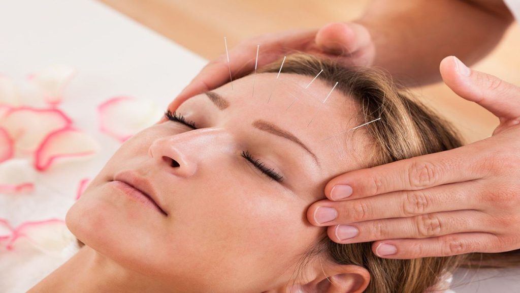 اجتناب از مصرف محرکهایی مانند کافئین و الکل میتواند میگرن را کاهش دهد. روشهای آرامسازی مانند مدیتیشن و یوگا ممکن است تاثیر مثبتی بر میگرن داشته باشند.