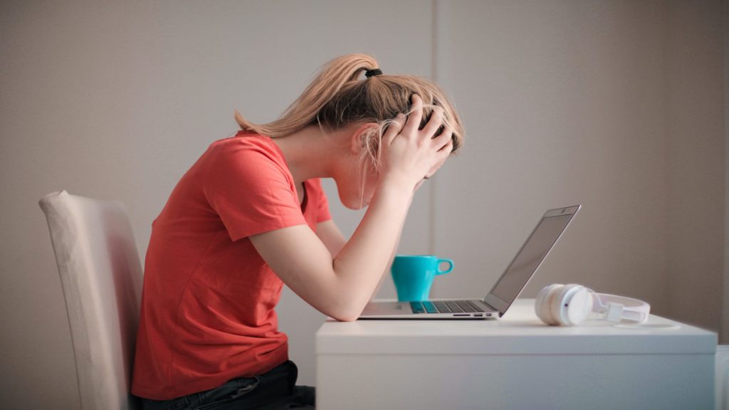 اختلالات روانپریشی میتوانند به جدایی از واقعیت منجر شوند. اختلالات تطبیقی میتوانند بعد از تغییرات بزرگ در زندگی مانند طلاق یا مرگ عزیزان رخ دهند.