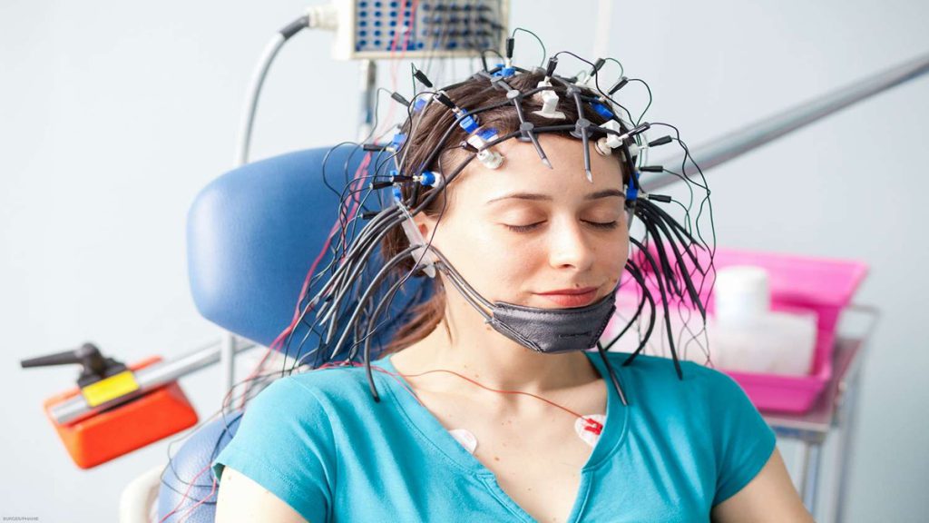 EEG یک آزمایش/روش است که به تشخیص ناهنجاریها در فعالیت الکتریکی یا امواج مغز کمک میکند.