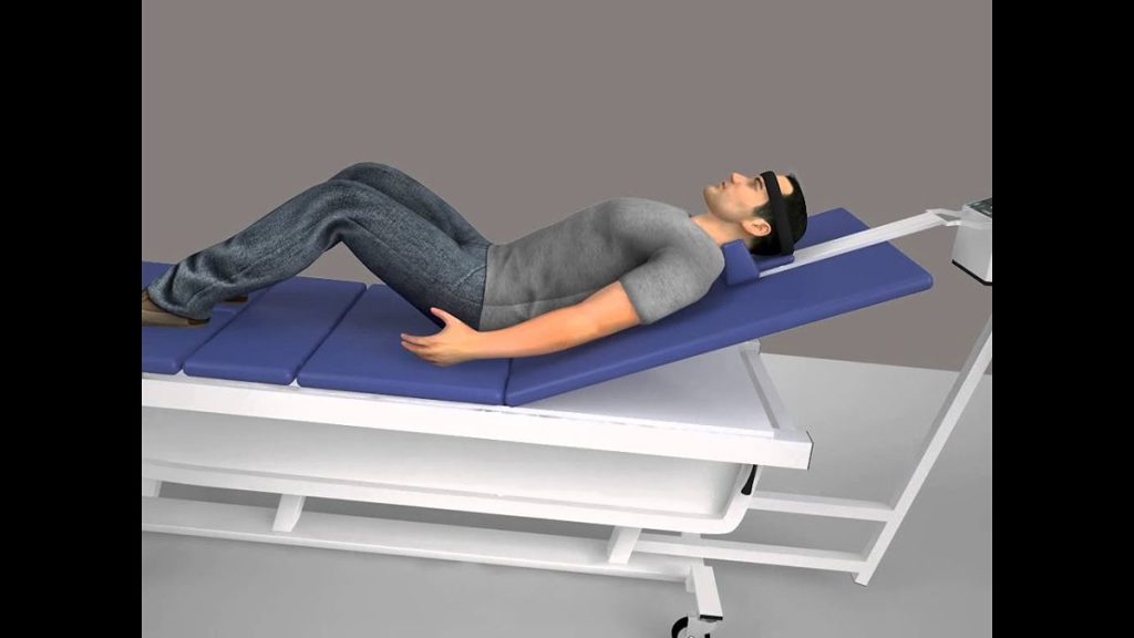 استفاده از بالشتکهای خاص در هنگام نشستن در خودرو میتواند به کاهش فشار روی کمر کمک کند. حرکت انجام کششی برای درمان گودی کمر