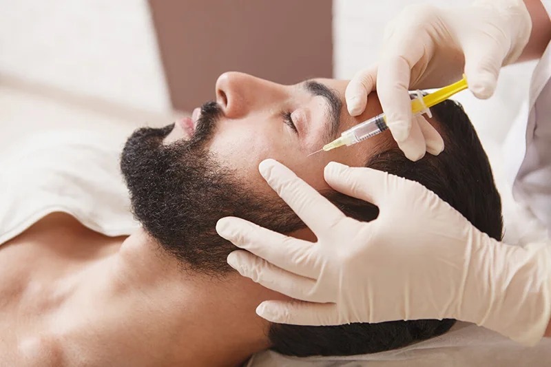 این درمان برای میگرنهای شدید و مکرر توصیه میشود. تزریق بوتاکس اطراف چشم