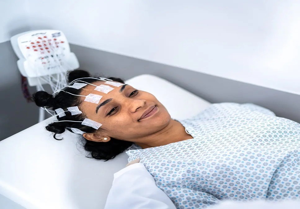 الگوی امواج مغزی میتواند به مشکلات مختلف اشاره کند. EEG در تحقیقات خواب نیز کاربرد دارد.