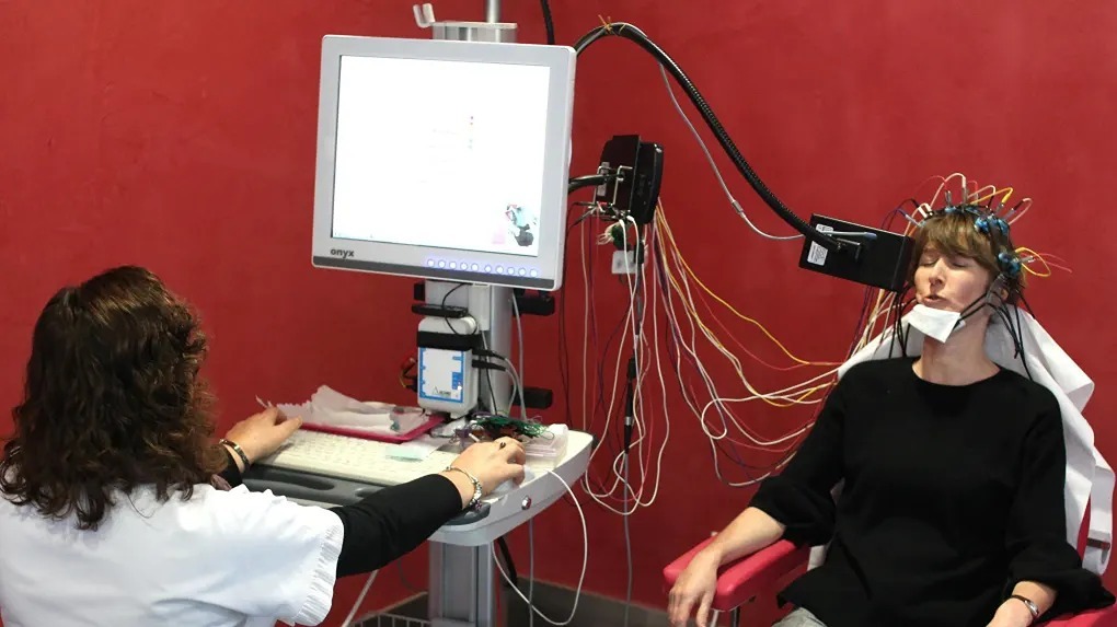 تصویر نوار مغز، یا EEG، یک ابزار پزشکی است که فعالیت الکتریکی مغز را ثبت میکند.