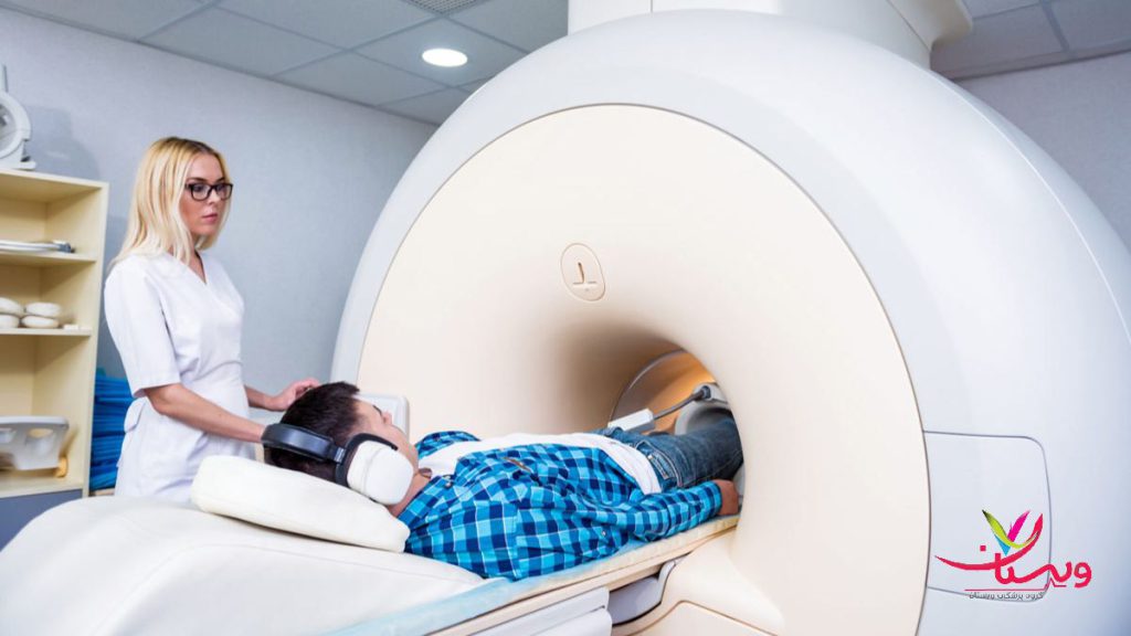 وارد دستگاه اسکن شدن برای ام ار ای بیمار اماده برای ورود به داخل دستگاه اسکن است